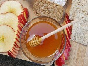 O lingură de miere consumată pe stomacul gol face minuni pentru sănătate. Beneficiile pe care le are asupra corpului