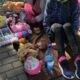 Cu lacrimi în ochi, două fetițe din Neamț își vând ultimele jucării, pentru a putea plăti facturile