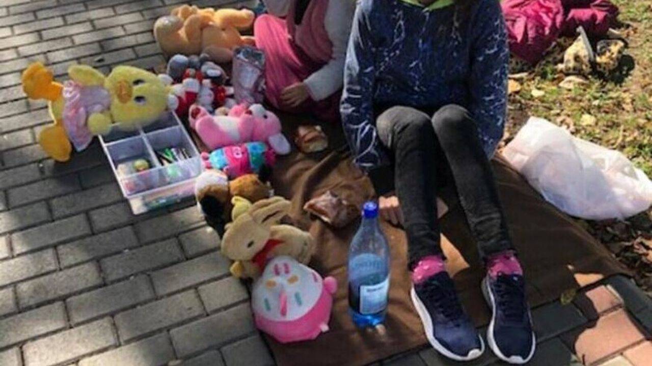 Cu lacrimi în ochi, două fetițe din Neamț își vând ultimele jucării, pentru a putea plăti facturile