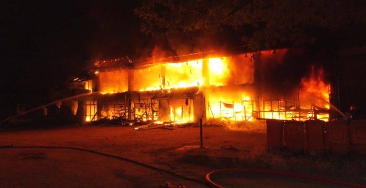 Incendiu devastator la Liceul Pedagogic „Traian Doda”! Doi oameni au fost grav răniți