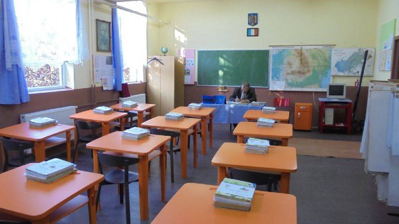 Elevii din 13 localități din România vor învăța în scenariul galben