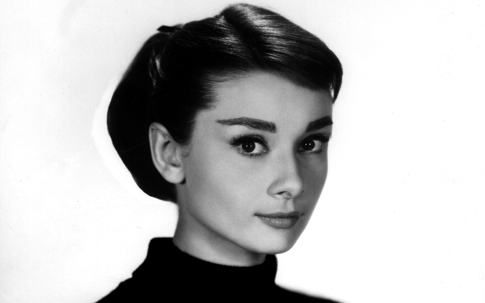 10 secrete de frumusețe ale lui Audrey Hepburn, o figură fascinantă a Hollywoodului și un simbol al feminității