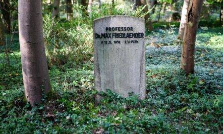 Negaționist al Holocaustului, înhumat în mormântul unui evreu! Biserica își cere scuze