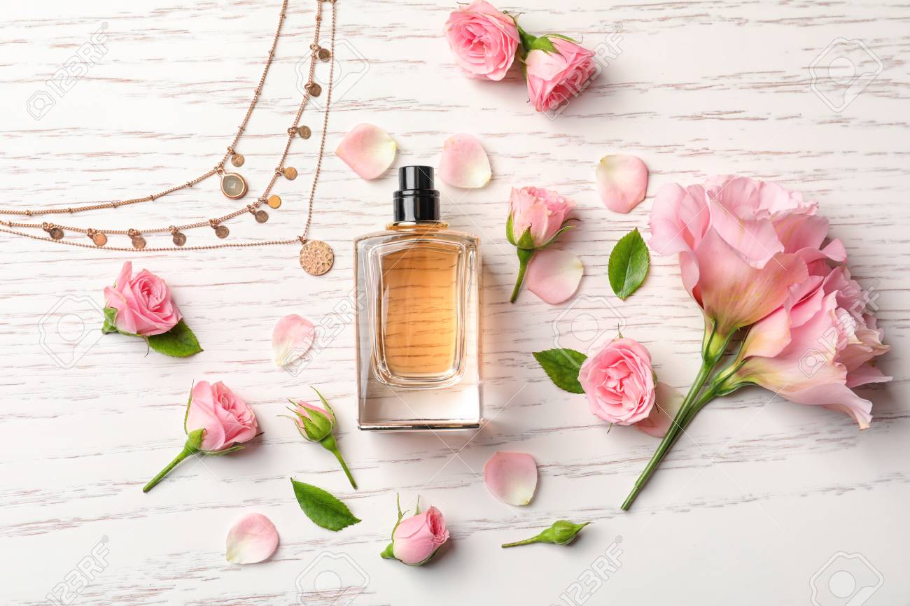 Top 5 parfumuri florale care să-ți amintească de vară și zilele însorite pe care trebuie să le încerci