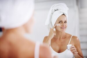 Top 5 produse antirid pe care dermatologii le recomandă. Ajută-ți tenul să rămână mereu tânăr