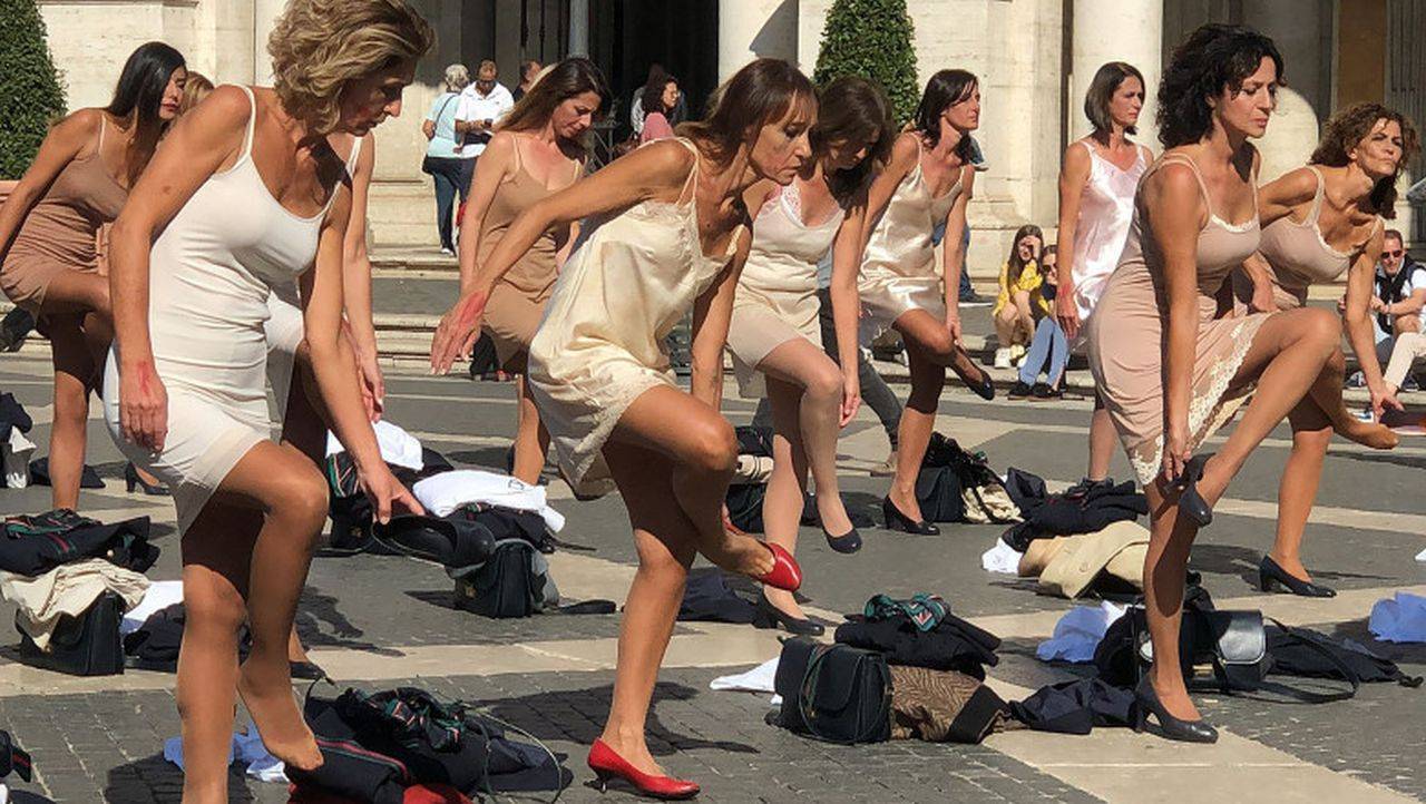 VIDEO. Protest incredibil la Roma. Femeile s-au dezbrăcat în centrul orașului, în semn de protest