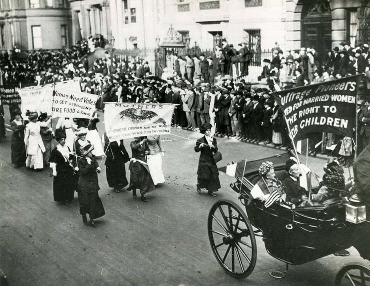 23 octombrie: 106 ani de la protestul sufragetelor. 25.000 de femei și-au cerut drepturile