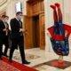 În plină criză, pe scena politică se servește circ ieftin! PSD a venit în Parlament cu o machetă Superman căzut în cap