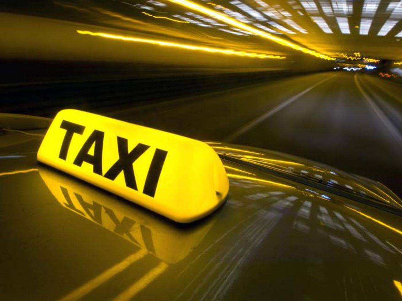 O firmă de taxi face angajări istorice! Salariile sunt de 6.800 de dolari pe lună