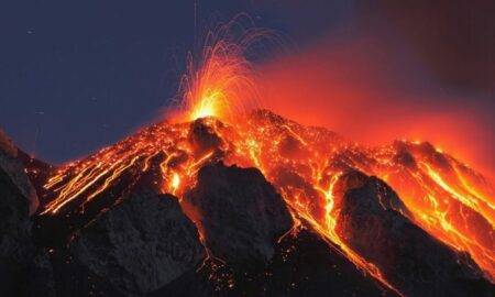 Lava vulcanului Cumbre Vieja a distrus o fabrică de ciment și a izolat în case 3000 de oameni