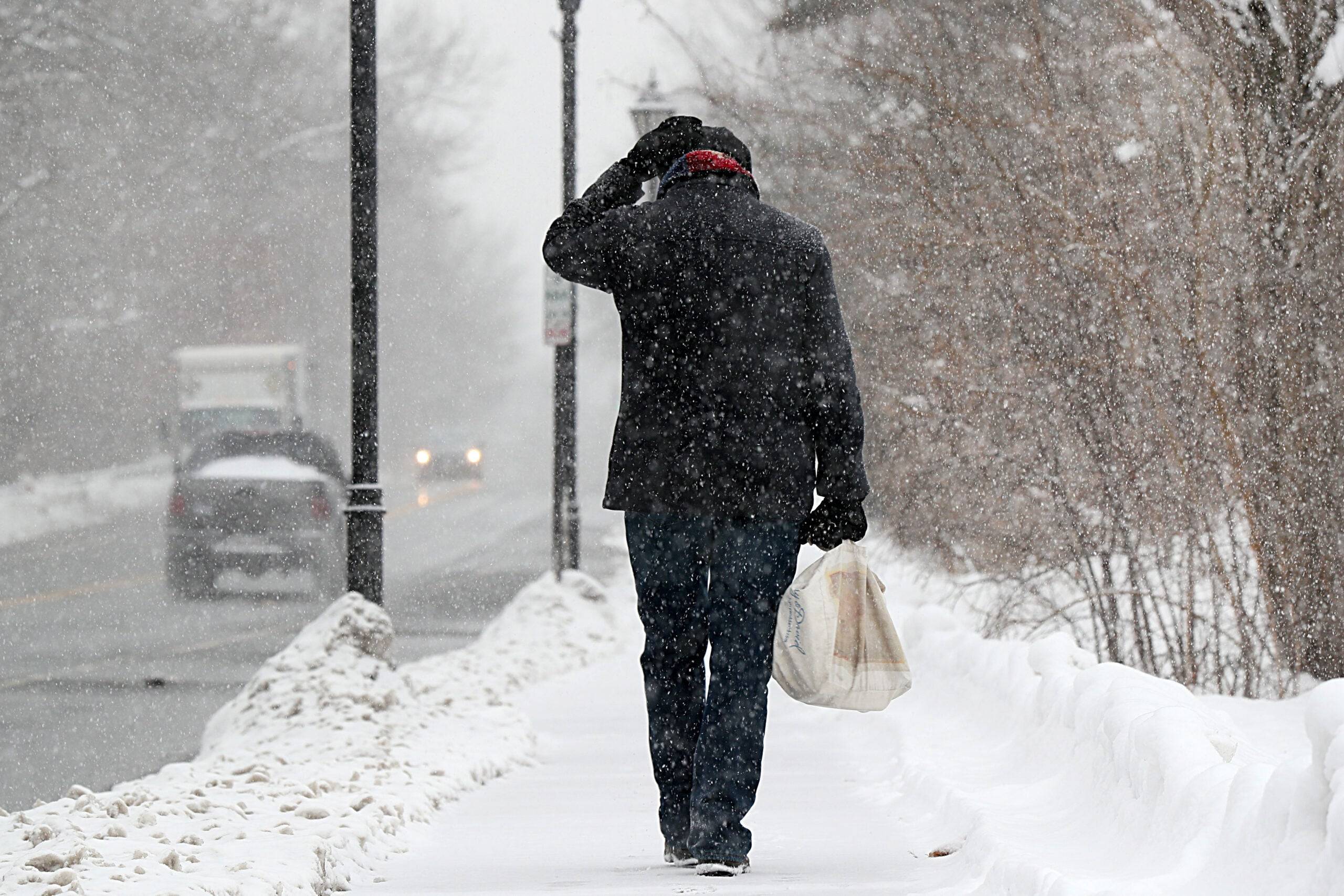 Iarna se întoarce în România. Meteorologii anunță ploi și ninsori