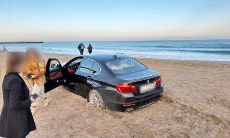 O duduie a vrut să se plimbe cu BMW-ul pe o plajă din Constanța, însă s-a ales cu o amendă usturătoare