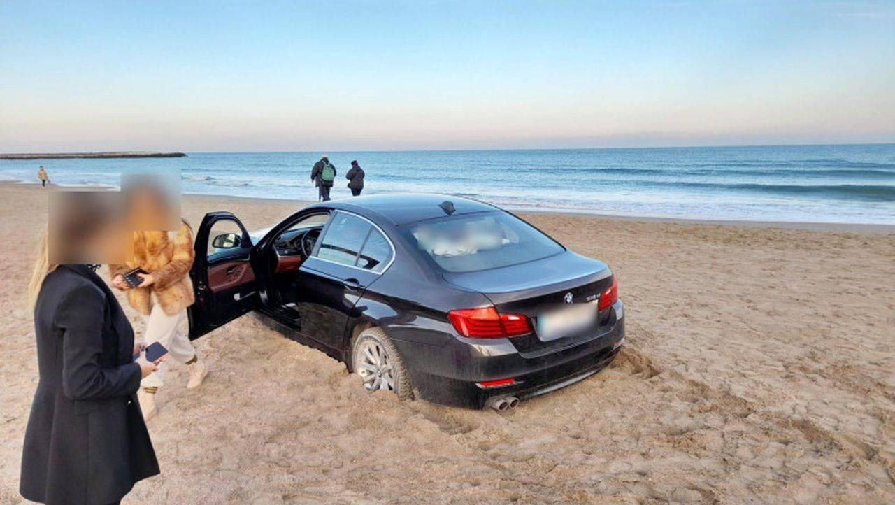O duduie a vrut să se plimbe cu BMW-ul pe o plajă din Constanța, însă s-a ales cu o amendă usturătoare