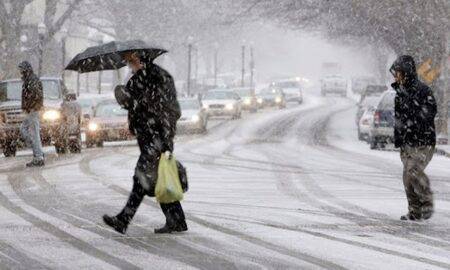 Alertă ANM. Mai multe zone din România se află sub cod galben de viscol și ninsoare