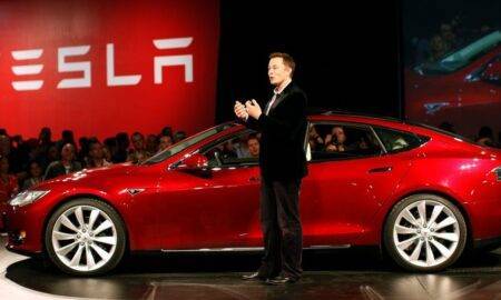 Mai mulți șoferi s-au trezit că nu-și pot deschide și porni mașinile Tesla. Elon Musk și-a cerut scuze