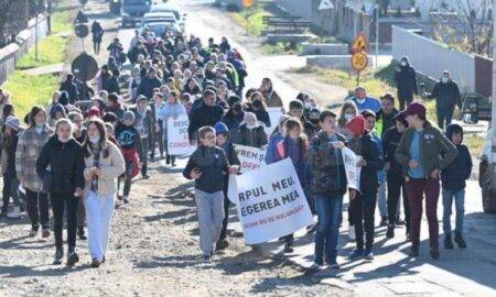 Anchetă în Suceava, după ce sute de copii și un primar au mărșăluit 10 kilometri pentru anularea restricțiilor