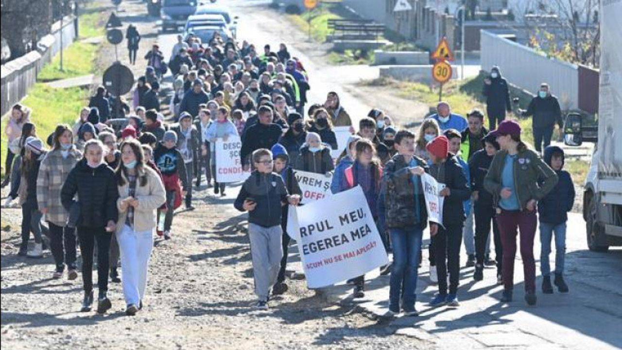 Anchetă în Suceava, după ce sute de copii și un primar au mărșăluit 10 kilometri pentru anularea restricțiilor