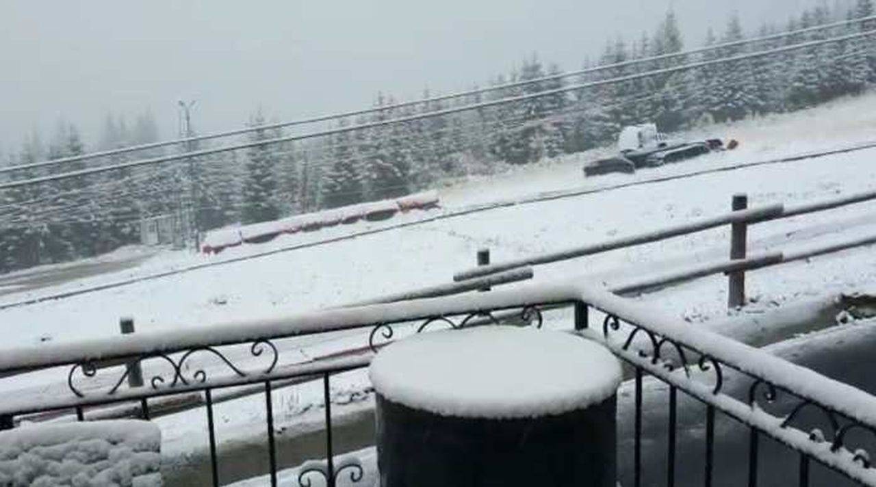 Ninge ca în povești în România. Stațiunile montane au fost luate cu asalt de turiști