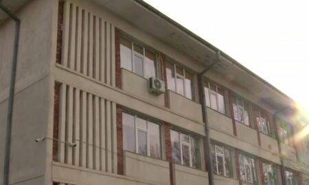 O fetiță de șase ani a sărit pe geam, după ce a fost încuiată din greșeală de învățătoare în sala de curs