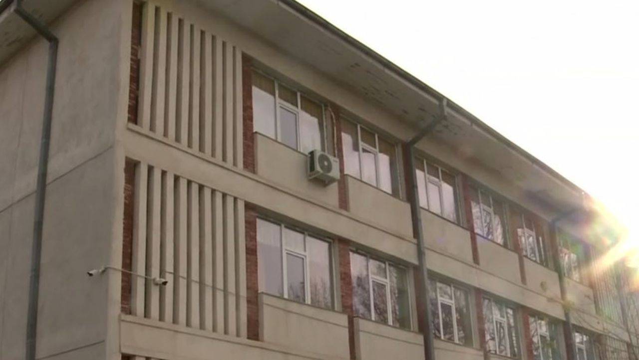 O fetiță de șase ani a sărit pe geam, după ce a fost încuiată din greșeală de învățătoare în sala de curs