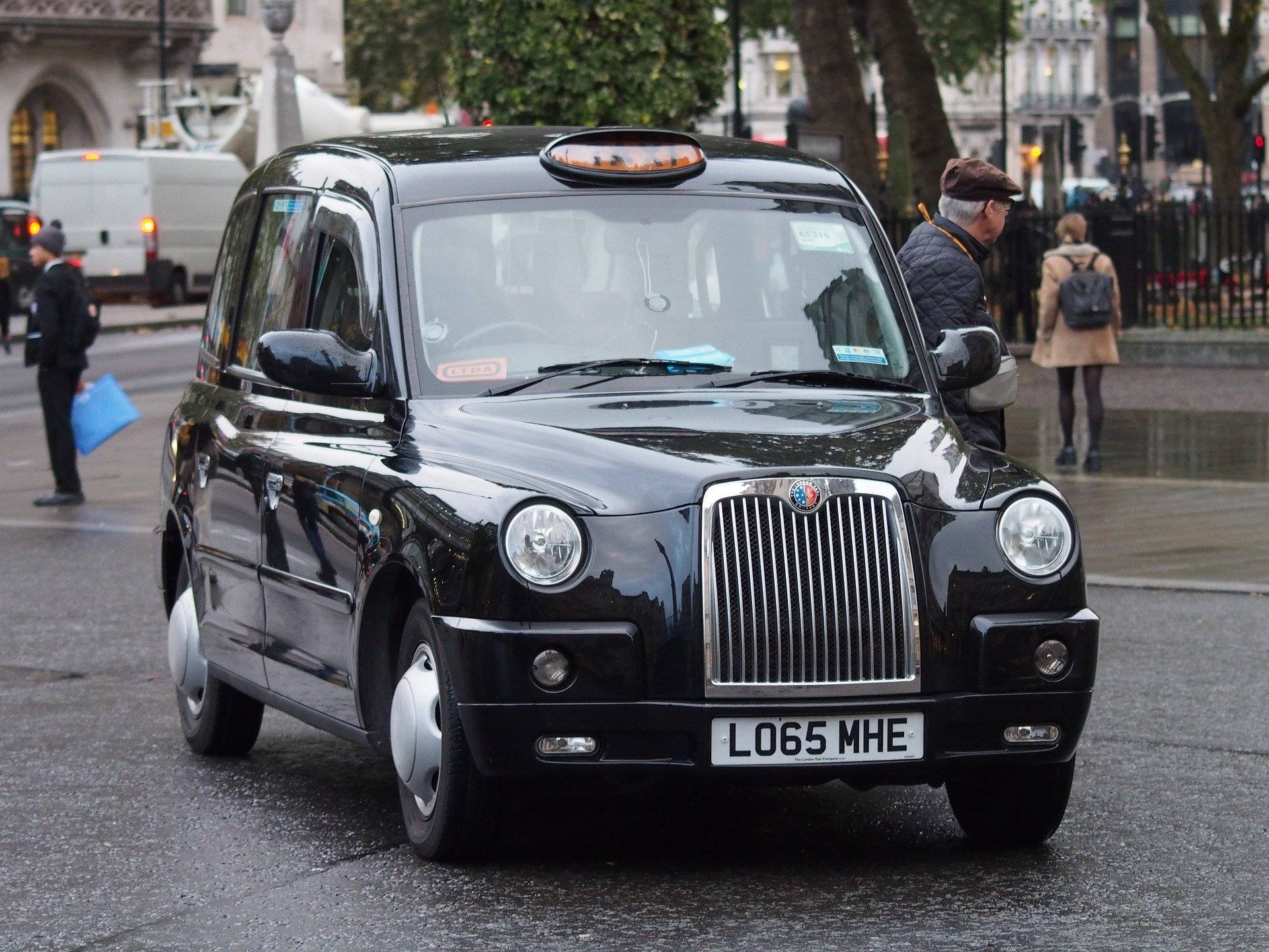 Marea Britanie, afectată de lipsa taximetriștilor. Șoferii au ajuns să ia câte doi clienți într-o singură cursă
