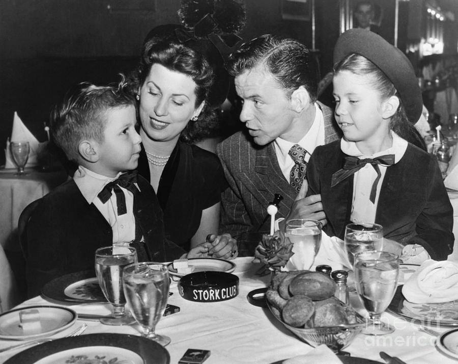 Astăzi ar fi fost ziua legendarului Frank Sinatra. Povestea unei figuri emblematice, un adevărat simbol al culturii