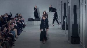 Chanel a avut cea mai recentă prezentare – Colecția Métiers d’Art 202122. Explozie de culoare și creativitate