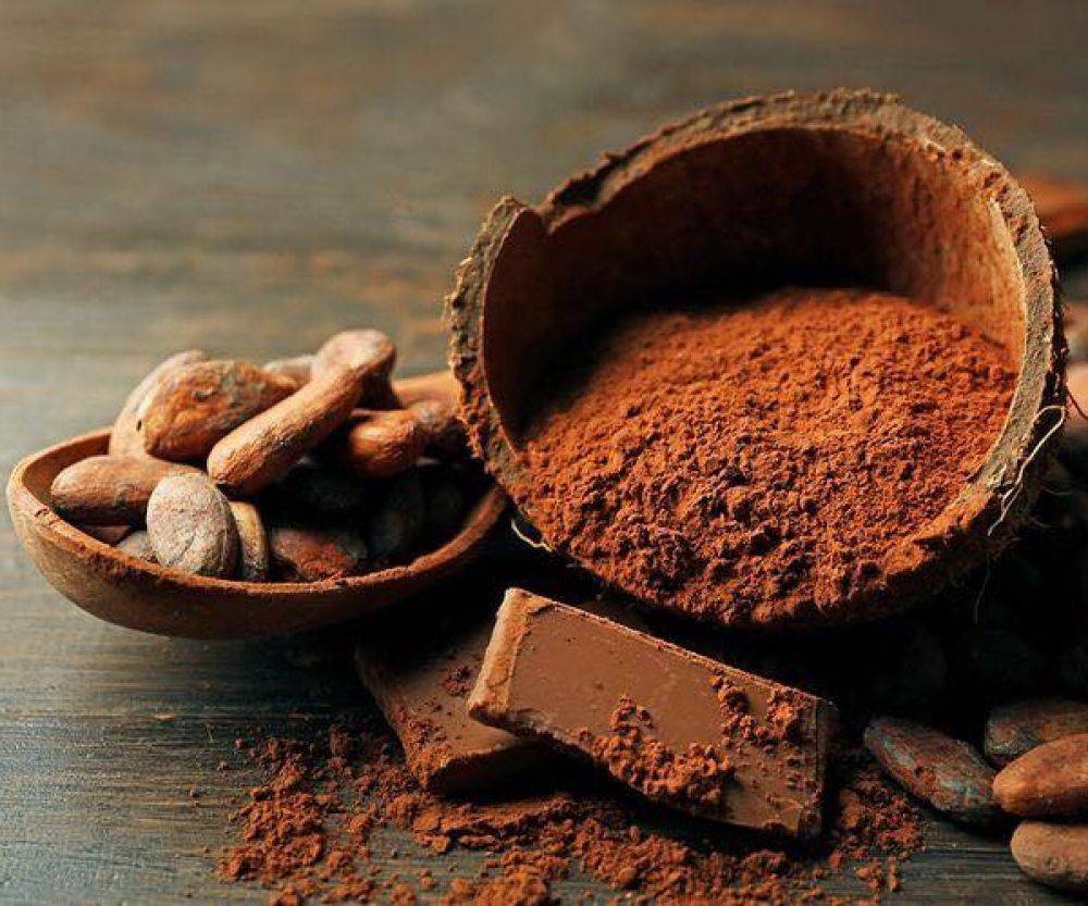 Arborele de cacao nu poate produce fructe de cacao dacă florile sale nu sunt polenizate, chiar și în clipa de față se pare că numai un procent de 10 – 20% este polenizat iar restul florilor mor în numai 36 de ore de la deschiderea lor. Oamenii de știință au studiat insectele care se ocupă cu polenizarea florilor de cacao și au descoperit că încep să se bazeze pe florile de cacao din ce în ce mai puțin. Motivul rămâne cât se poate de neclar, se crede că schimbările climatice ar fi principalul vinovat. Schimbările climatice în sine sunt unul dintre dușmanii de temut ai arborelui de cacao, acesta putând să crească la o temperatură optimă de 10 grade Celsius în ambele părți ale ecuatorului. Au nevoie de o temperatură stabilă, umiditate și de mari cantități de apă.
