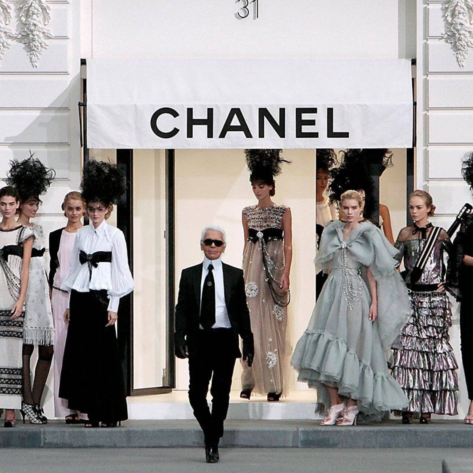 Viața și cariera lui Karl Lagerfeld, personajul complex din lumea modei, asociat cu nume mari, precum Chanel și Fendi
