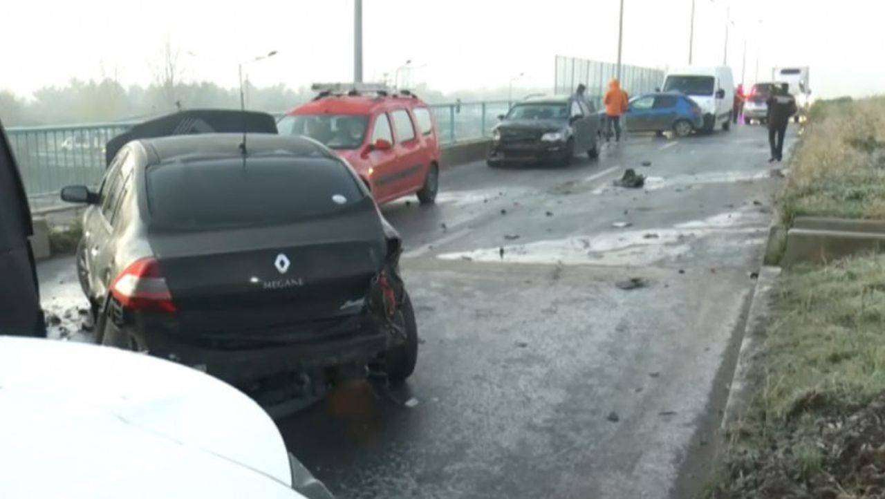 Accident produs în lanț, în București. Cel puțin 20 de mașini sunt implicate
