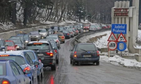 Probleme pentru românii care pleacă astăzi la munte. Sunt cozi infernale pe DN1 Valea Prahovei, la Comarnic şi Buşteni