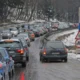 Probleme pentru românii care pleacă astăzi la munte. Sunt cozi infernale pe DN1 Valea Prahovei, la Comarnic şi Buşteni