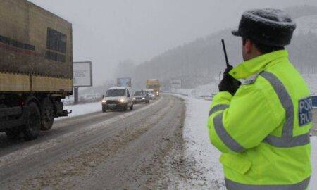 Se circulă în condiții de iarnă pe mai multe drumuri din România. Iată zonele afectate