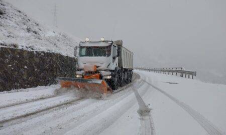 Iarnă în toată regula, în România. Au fost anunțate drumurile pe care se circulă cu dificultate