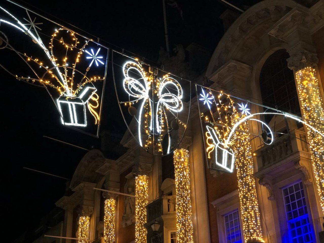 Nici nu au început bine sărbătorile de Crăciun, că românii au și furat ornamentele stradale