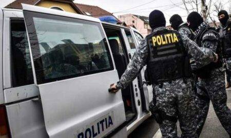 Peste 100 de percheziţii au loc în România, la persoane care făceau trafic cu arme prin intermediul curierului rapid