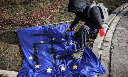 Protestul AUR,  ia amploare. O poză cu svastica desenată pe drapelul UE, preluată de agențiile internaționale de presă