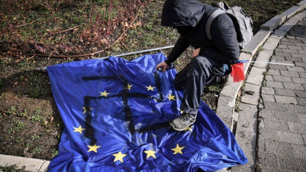 Protestul AUR,  ia amploare. O poză cu svastica desenată pe drapelul UE, preluată de agențiile internaționale de presă