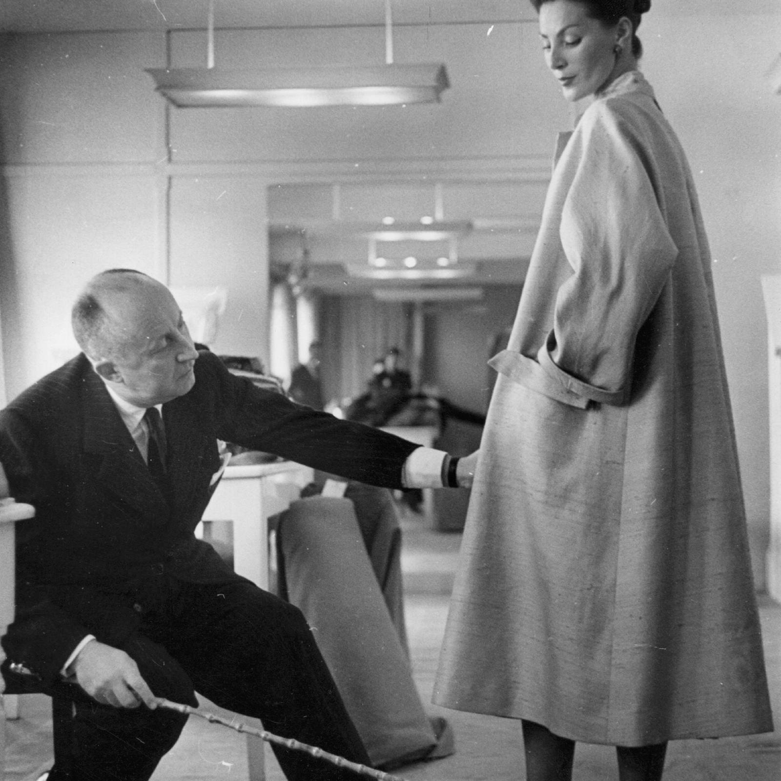 Christian Dior - un designer pentru care femeile erau cel mai frumos dar, cu semnătură de renume pe haine și parfumuri
