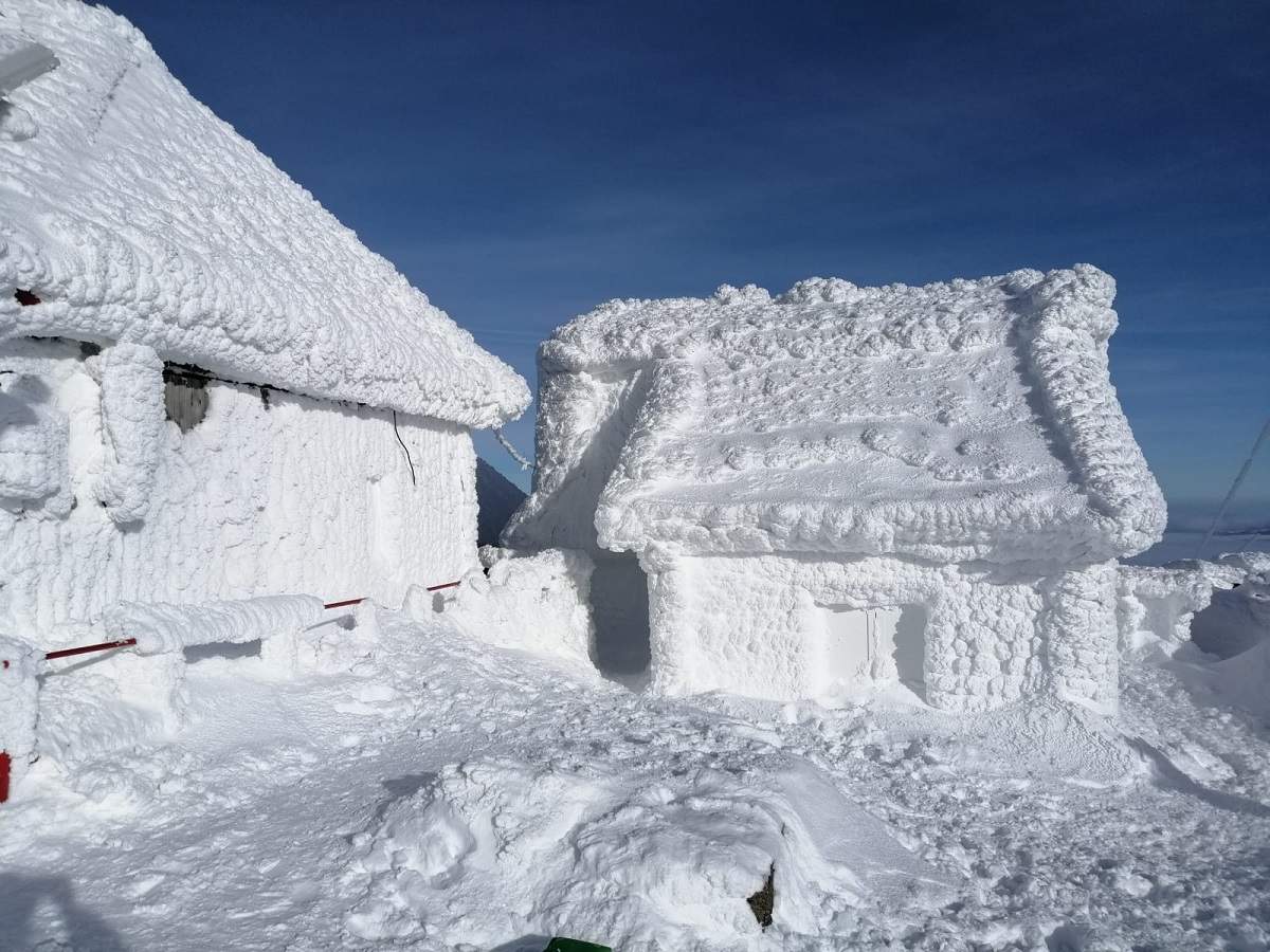 Iarna își intră cu adevărat în drepturi. Stația meteorologică Iezer a înregistrat un strat de zăpadă de 50 de centimetri