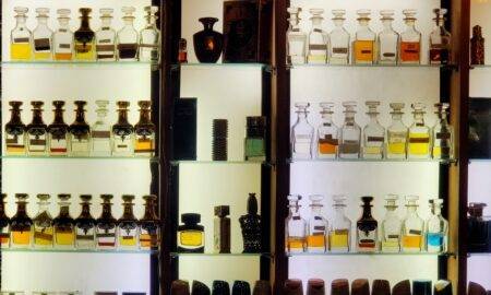 Totul despre parfumurile arăbești pentru bărbați – ingrediente, note principale și parfumuri de succes