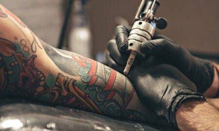 Cerneala colorată, pericol pentru oamenii cu tatuaje. Uniunea Europeană a interzis 4.000 de substanțe