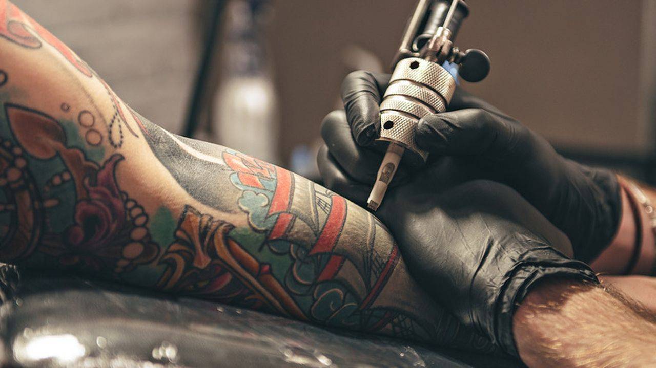 Cerneala colorată, pericol pentru oamenii cu tatuaje. Uniunea Europeană a interzis 4.000 de substanțe