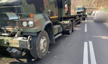 Trei autovehicule militare NATO, implicate într-un accident pe Valea Oltului. Circulația este blocată