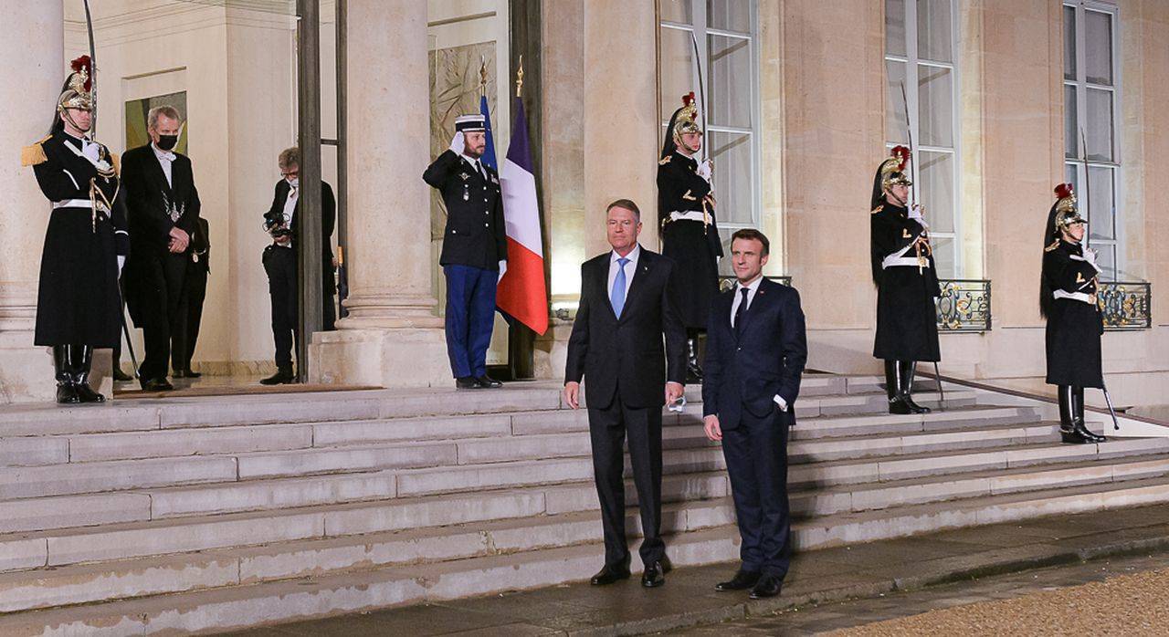Foto. Klaus Iohannis a ajuns seara aceasta în Franța. Cum a fost primit de Macron și ce vor face liderii celor două țări