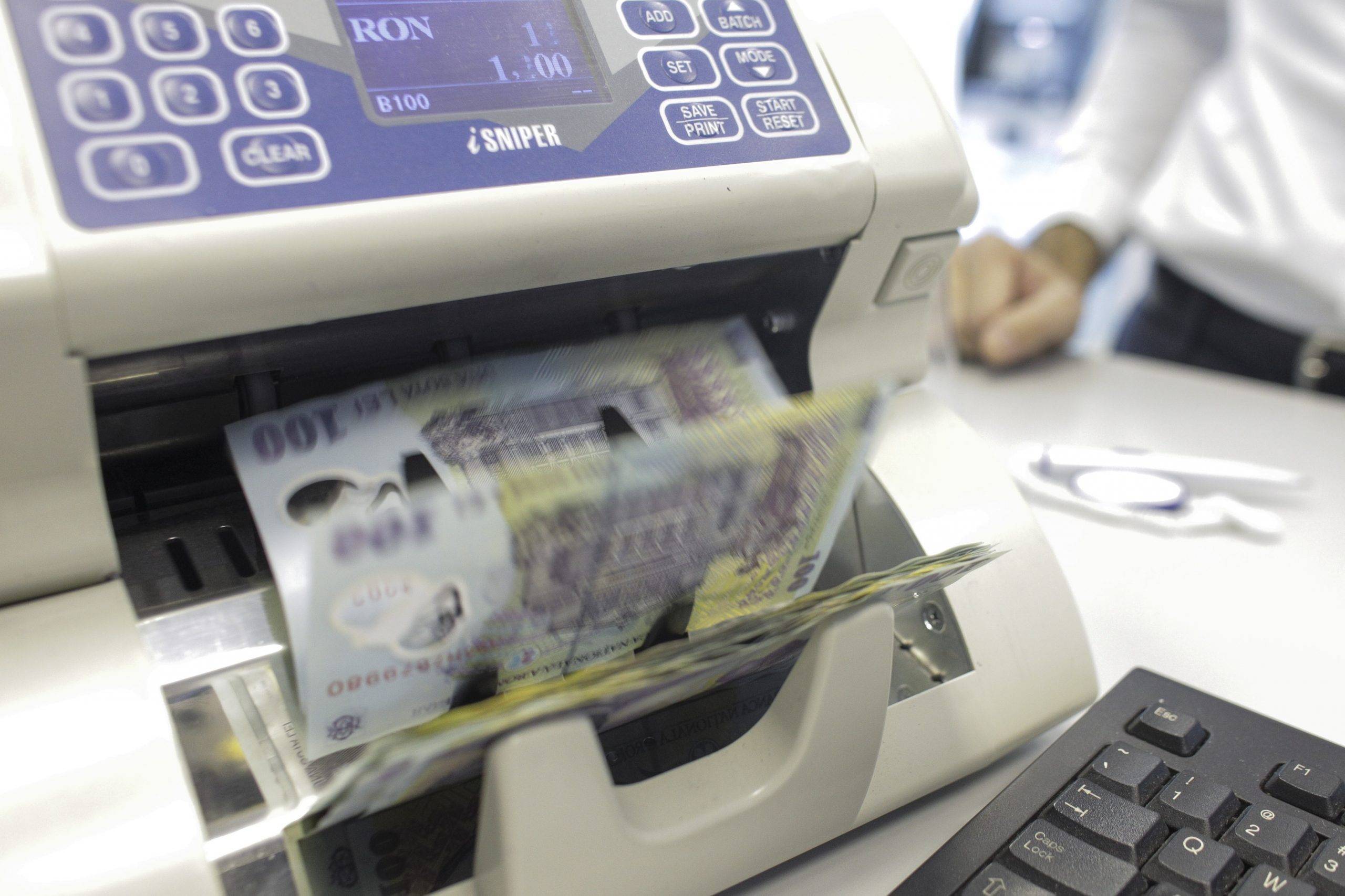 A fost anunțată o nouă tranșă de bani pentru cardurile sociale. Mai mulți români vor primi bani