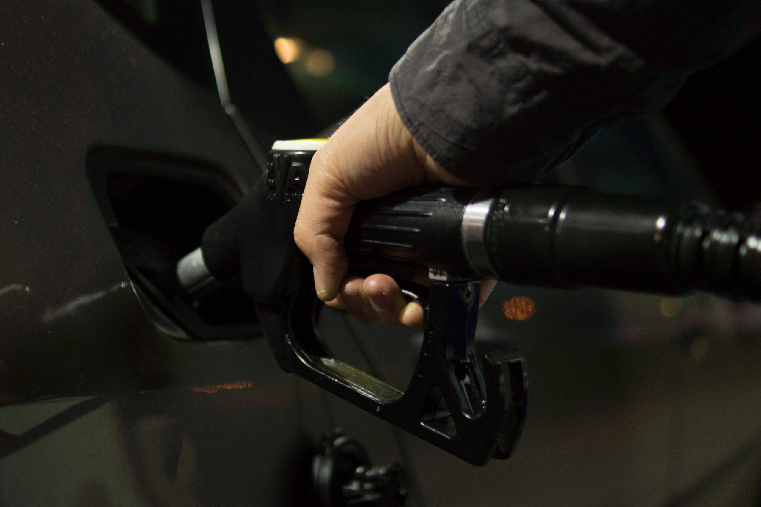 Guvernul va compensa la pompă prețul la motorină și benzină. Ce prevede noua măsură