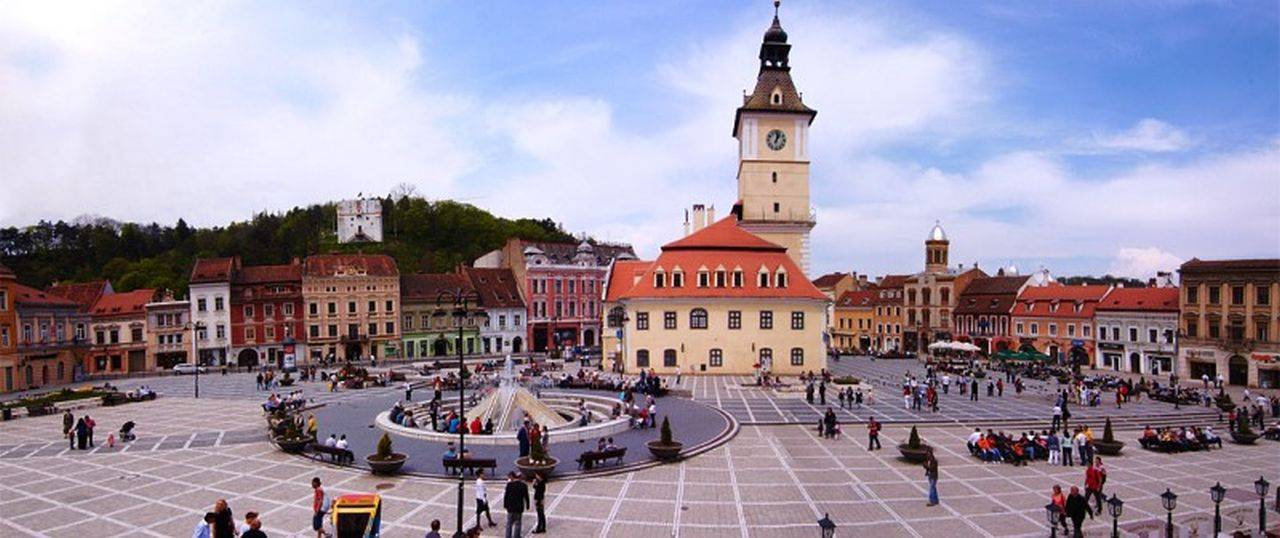 Piața Sfatului din Brașov găzduiește Expoziția „Ferdinand și Maria. Un destin comun: România Mare”