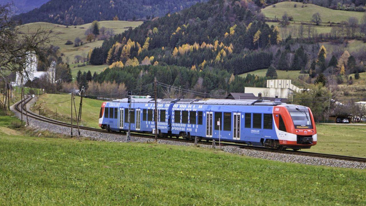 România va avea primele trenuri pe hidrogen. Ministerul Transporturilor anunță pe ce trasee vor circula acestea