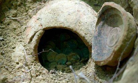 Descoperire uluitoare în Mureș. Un căutător de comori a găsit un tezaur de peste 2000 de ani
